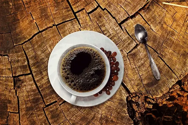 Secangkir kopi hitam hangat di atas meja kayu sebagai simbol gaya hidup sehat