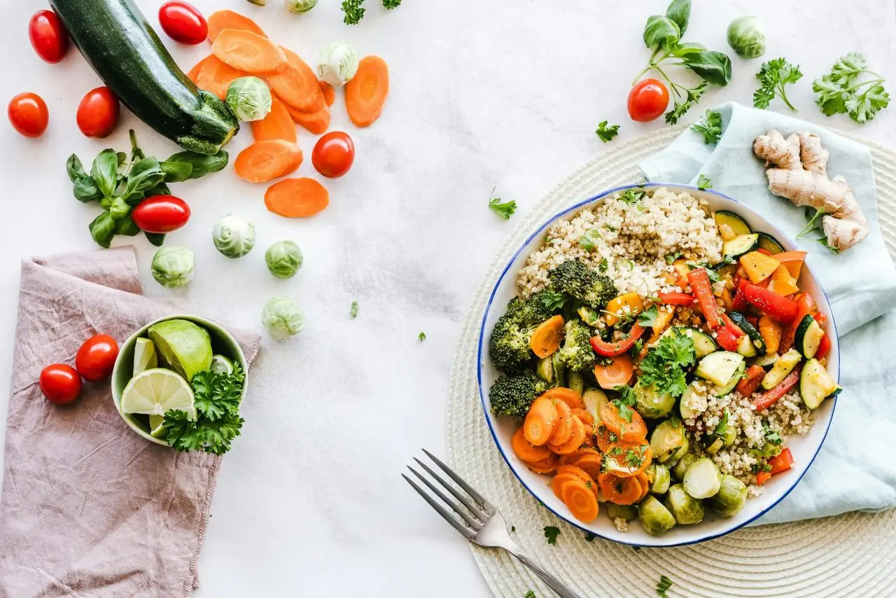 Pahami diet pada pasien GGK (Gagal Ginjal Kronis) sesuai panduan KDOQI 2020. Pelajari pengaturan protein, natrium, fosfor, dan kalium, serta temukan rekomendasi masakan Indonesia yang aman untuk ginjal Anda.